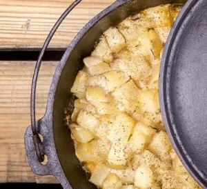 Costolette di maiale in forno olandese più casseruola di patate