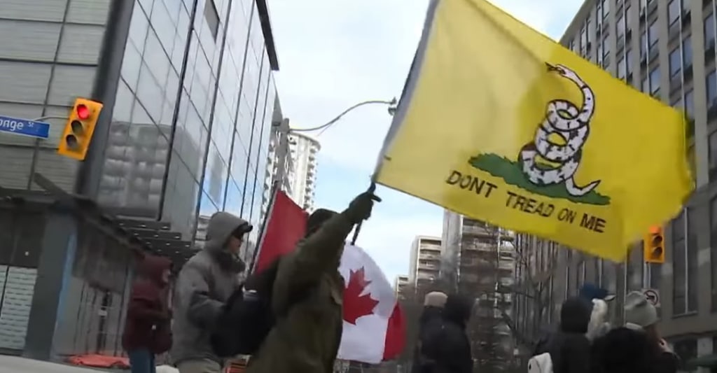 Flaga Gaddena jako symbol protestu - Don't Tread On Me