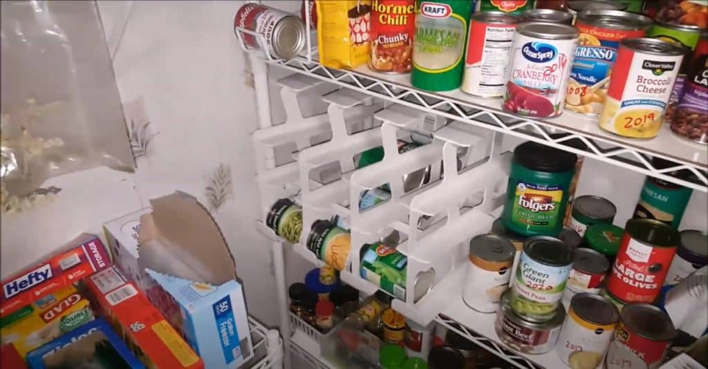 Por qué debe almacenar sus alimentos enlatados en una estantería para latas