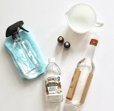 Utilizar vodka barato y una botella de spray